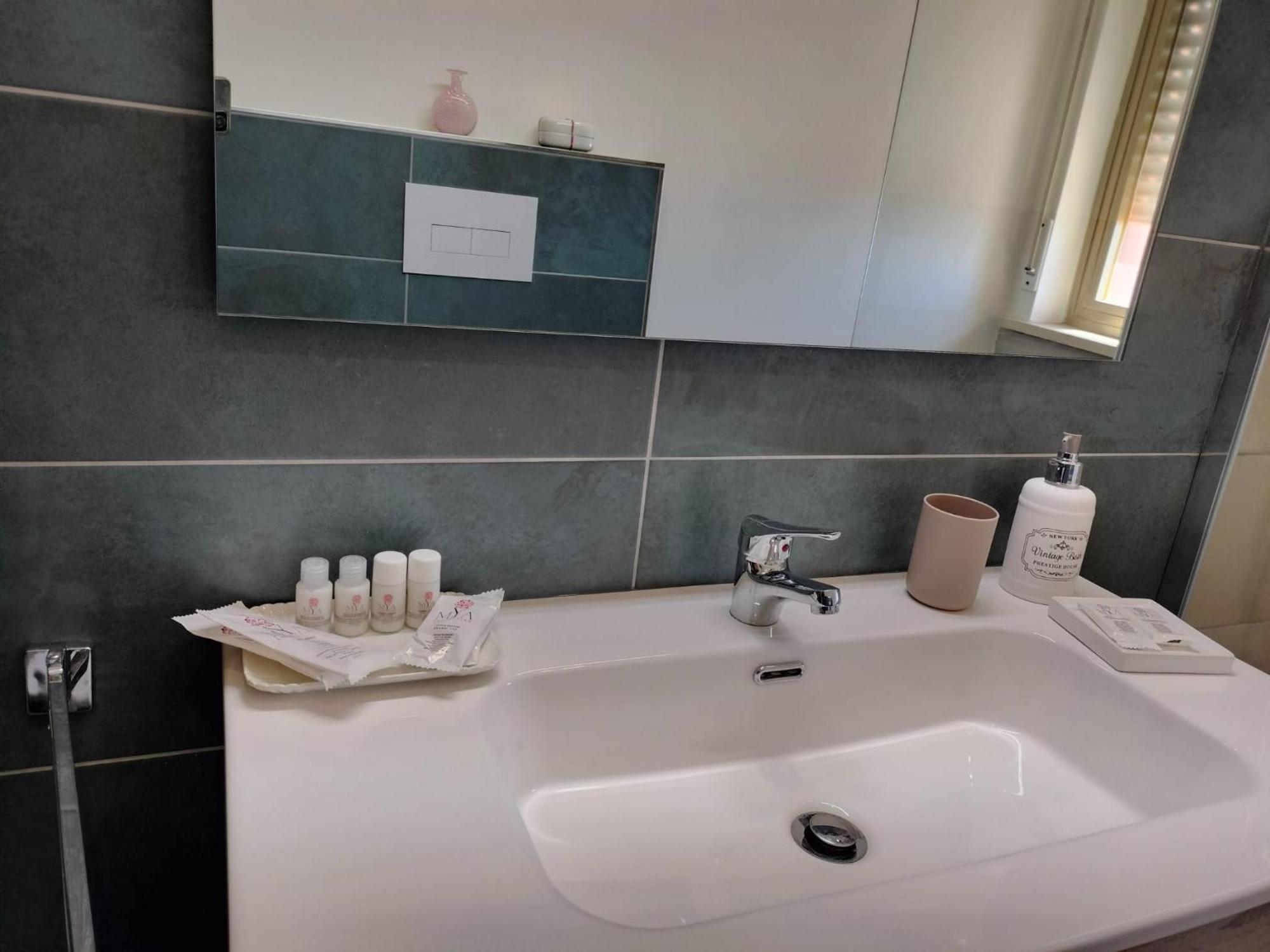 D&P Suites 1 Salemi Room photo